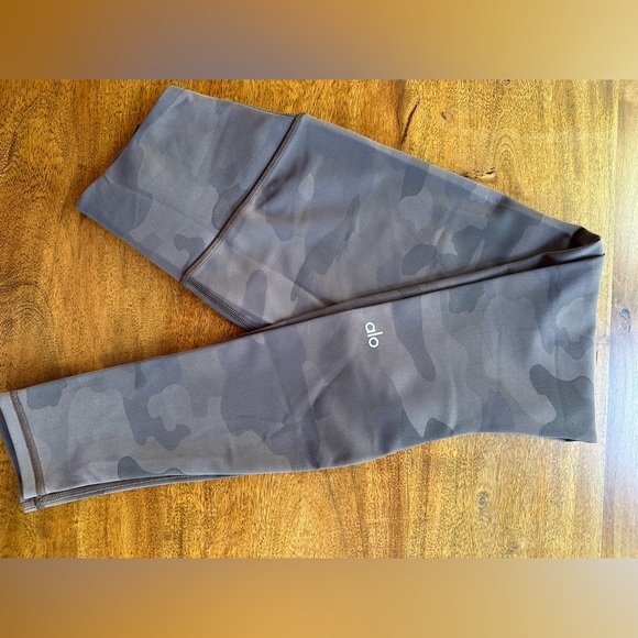 Alo High-Waist Camo Vapor Legging (Coco Camouflage) - Picture 2 of 3